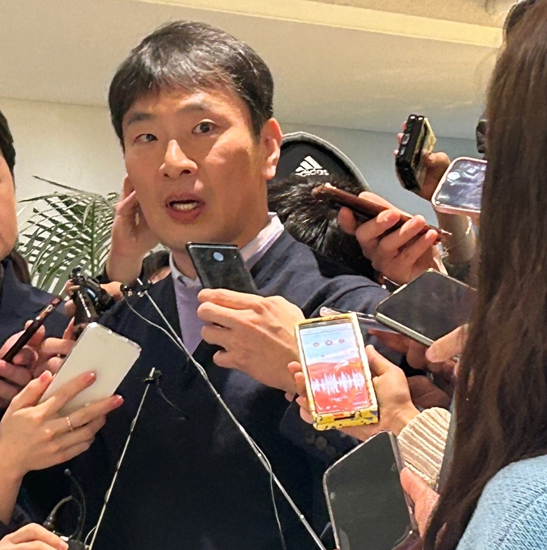 이복현 금융감독원장이 경기도 판교에 위치한 카카오뱅크 본사에서 열린 ‘은행산업 경쟁촉진과 금융소비자 편익 제고 위한 현장 간담회’ 직후 기자들과 이야기를 나누고 있다. / 사진=김관주기자