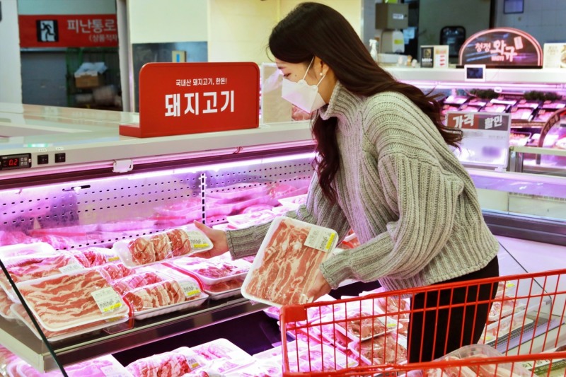 롯데마트 서울역점에서 축산 매장에서 삼겹살을 쇼핑하는 고객 모습./ 사진제공 = 롯데마트