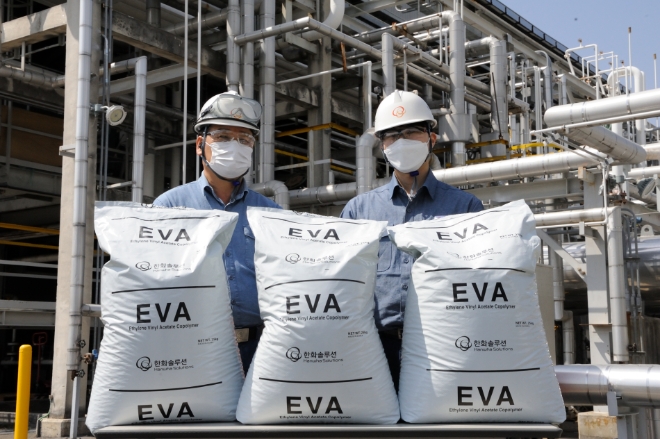 한화솔루션은 폐플라스틱을 재활용한 rPE 소재에 대해 글로벌 인증기관인 컨트롤 유니온으로부터 국제 재생표준인증인 ‘GRS(Global Recycled Standard)’를 획득했다. /사진=한화솔루션.