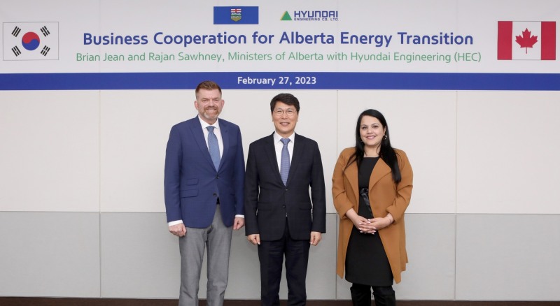 현대엔지니어링 홍현성 대표이사(가운데)가 현대엔지니어링 본사를 방문한 캐나다 알버타주 브라이언 진(Brian Jean) 고용·경제·북방개발부 장관(좌측)과 라잔 소니(Rajan Sawhney) 무역·이민·다문화부 장관(우측)을 맞이하고, 기념사진을 촬영하고 있다. / 사진제공=현대엔지니어링