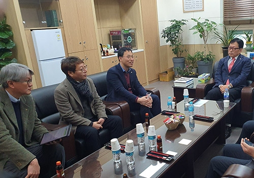 ▲ 황진호 인천검사국장(왼쪽 세 번째), 권준복 서인천농협 상임감사(왼쪽 네 번째)