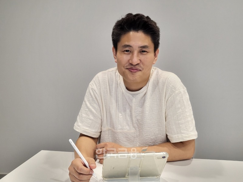 정대근 메타비트(METABEAT) 대표가 2023년 2월 15일 서울 강남구 논현동에 있는 본사에서 〈한국금융신문〉과의 대면 인터뷰(Interview·면담)를 마친 뒤 기념촬영하고 있다./사진=임지윤 기자