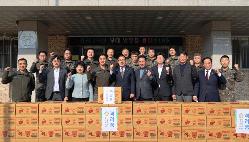 용산구의회 오천진 의장(앞줄 가운데)과 의원들이 관계자들과 기념촬영을 하는 모습./사진제공=용산구의회