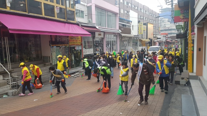 마포구 공무원, 주민들이 함께 대청소를 진행하는 모습./사진제공=마포구