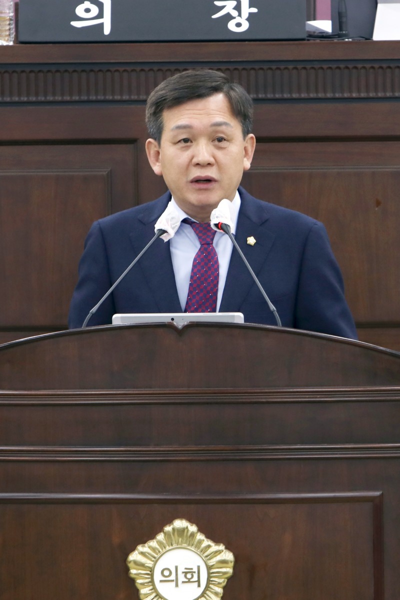 서울 중구의회 윤판오 예결위원장이 위원장 심사보고를 하는 모습./사진제공=중구의회