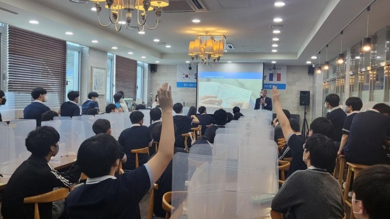 프랑스 대사관 관계자가 지난해 7월 열린 특강에서 서울디지텍고등학교 학생들 질문을 받고 있다./사진제공=용산구