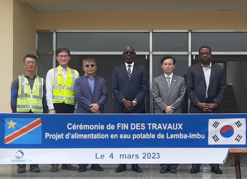 왼쪽부터 양정관 이삭건설(협력사) 현장소장, 안남규 현대엔지니어링 현장소장, 이상범 농어촌공사 감리단장, 쟌 레지데소 부사장, 조재철 주콩고민주공화국 대한민국대사, 무톰보 레지데소 사장 / 사진제공=현대엔지니어링