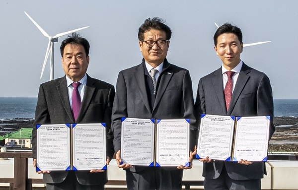 (왼쪽부터) 탐라해상풍력발전 정광성 대표, 한국남동발전 강희웅 신재생에너지처장, LG에너지솔루션 에이블 김현태 대표. 제공=LG엔솔.