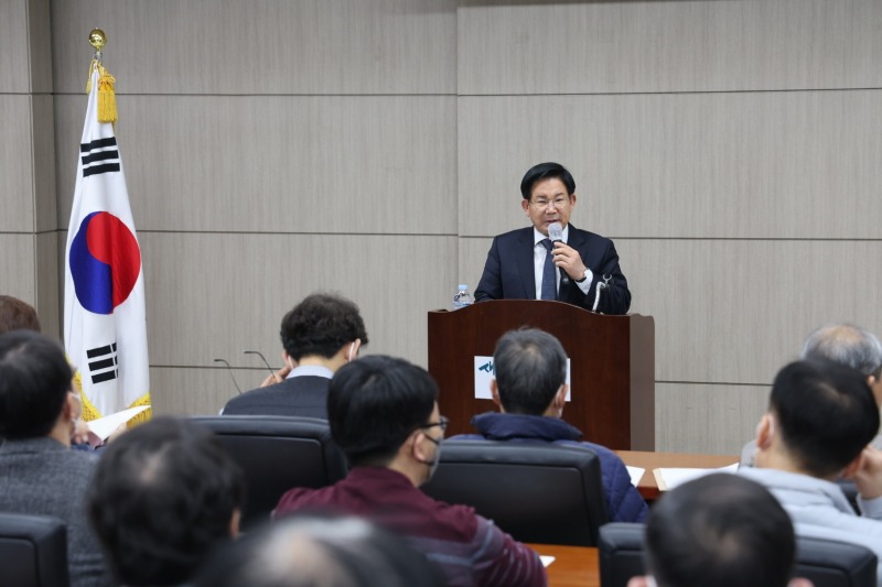 박강수 마포구청장이 공동주택 지원 사업설명회에 참석해 인사말 하고 있다./사진제공=마포구