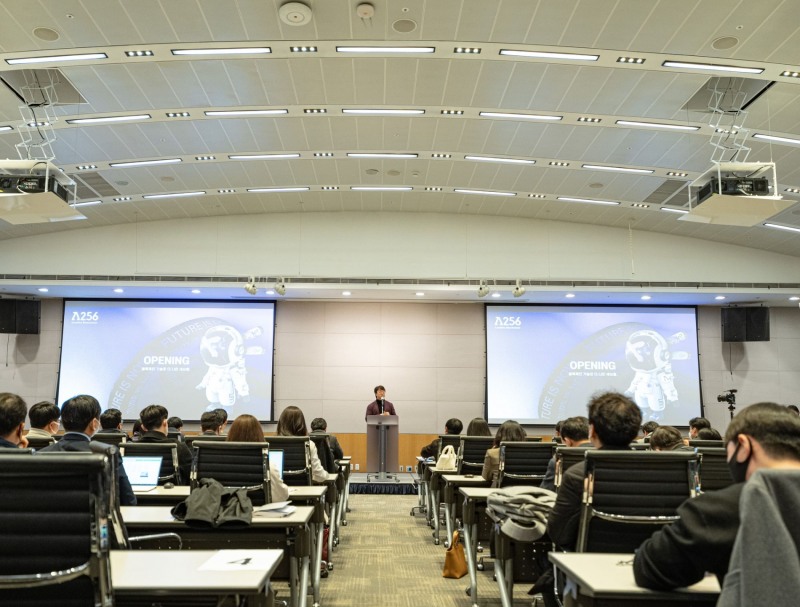 두나무 계열 블록체인 전문기업 람다256은 9일 오후 여의도 전경련회관에서 ‘루니버스 STO Summit’ 행사를 개최했다. 박재현 람다256 대표가 개회사를 하고 있다. / 사진제공= 람다256(2023.03.09)