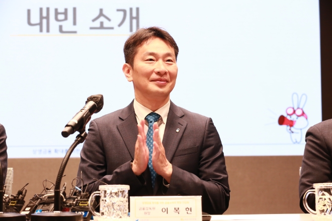 이복현 금융감독원장이 9일 서울 영등포구 여의도에 위치한 KB국민은행 신관에서 ‘상생금융 확대를 위한 금융소비자 현장 간담회’를 개최했다. / 사진제공=금감원
