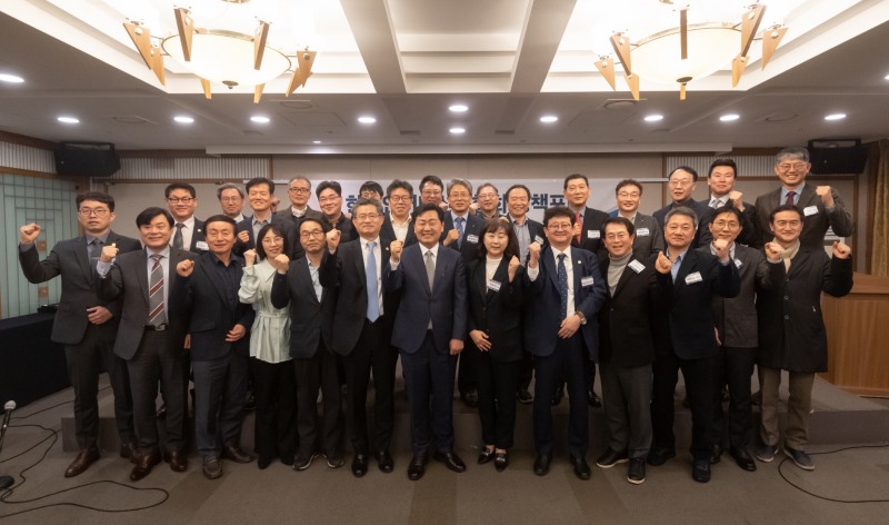 2023년 3월 10일 금요일 오전 7시 30분 한국프레스센터 매화홀에서 열린 한국인터넷신문협회 조찬 정책포럼 참석자들이 포즈를 취하고 있다. 〈사진=인신협〉