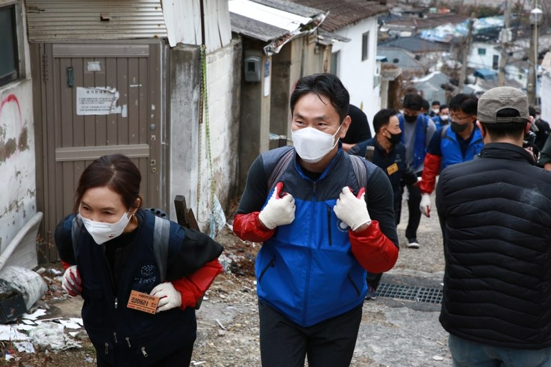 지난해 11월 21일 서울 노원구 백사마을에서 이복현 금융감독원장이 '사랑의 연탄 나눔' 활동을 하고 있다. /사진제공=금융감독원