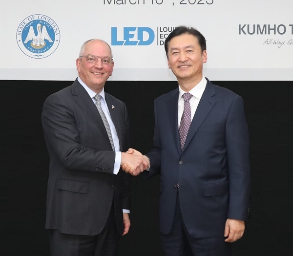 존 벨 에드워즈 루이지애나 주지사(왼쪽)과 정일택 금호타이어 대표이사 사장. 제공=금호타이어.