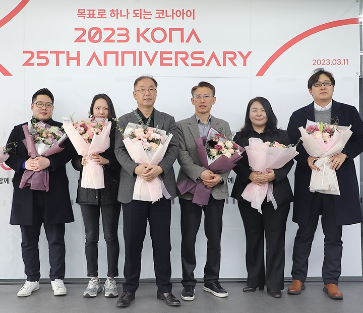 코나아이가 지난 10일 서울 여의도에 위치한 본사에서 창립기념식을 개최했다. 조정일 코나아이대표(왼쪽에서 3번째)와 장기근속자들이 기념촬영을 하고 있다. /사진제공=코나아이