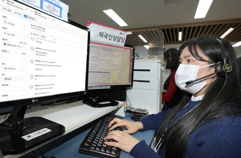 LG유플러스가 외국인 고객이 자사 통신 서비스를 원활히 이용할 수 있도록 ‘외국어 채팅 상담’을 제공한다. 사진은 베트남어로 채팅 상담을 제공하고 있는 외국어 전문 상담사 ‘다오 티 이엔’의 모습. 사진=LG유플러스