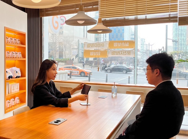 굿리치라운지에 방문한 고객이 상담을 받고 있는 모습./사진=리치앤코