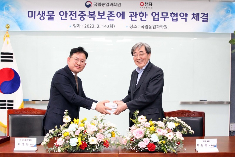 MOU에 참석한 국립농업과학원 이승돈 원장(사진 왼쪽)과 샘표식품 박진선 대표이사./사진제공 = 샘표