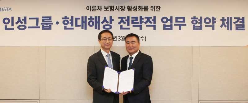 조용일 현대해상 부회장(왼쪽)이 황인혁 인성그룹 회장과 기념 촬영을 하고 있다./사진=현대해