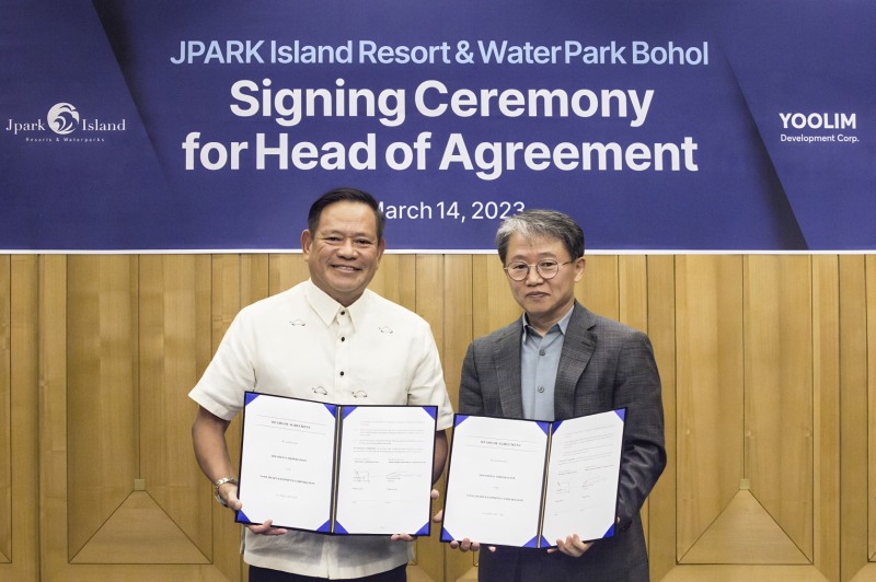 'JPARK Island Resort & Water Park Bohol' HOA 체결식 현장. (좌측) Justine Wui 회장 ,(우측) 유시영 회장