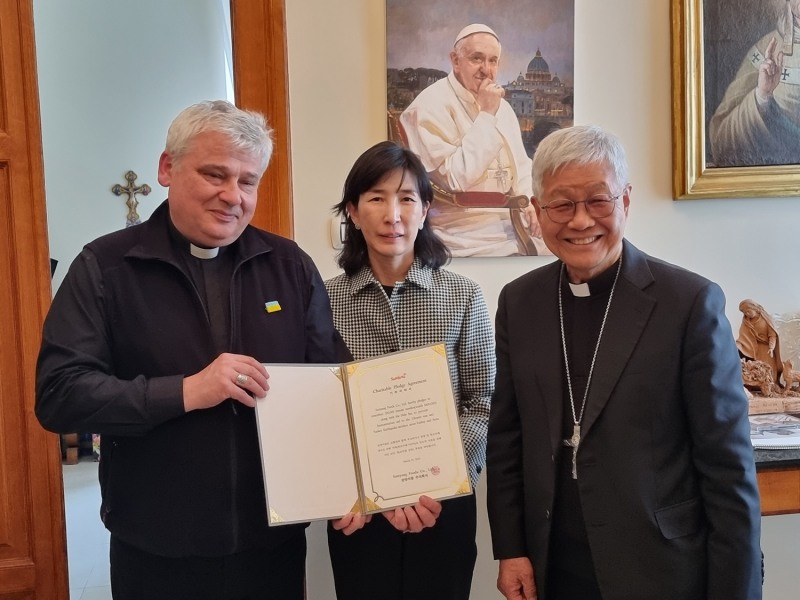 15일(현지시각) 로마 교황청에서 (왼쪽부터)콘라드 크라예프스키 추기경, 김정수 삼양식품 부회장, 유흥식 라자로 추기경이 기념사진을 촬영하고 있다./ 사진제공 = 삼양식품