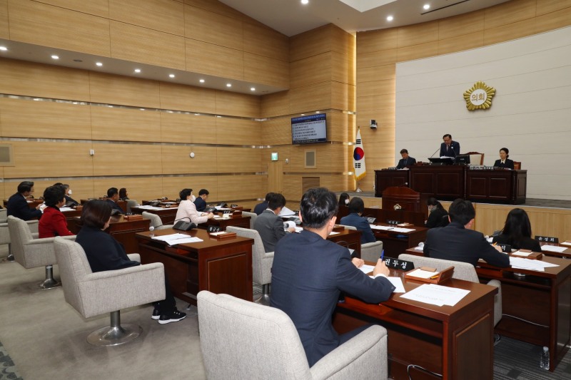용산구의회 오천진 의장이 본회의를 주재하는 모습./사진제공=용산구의회