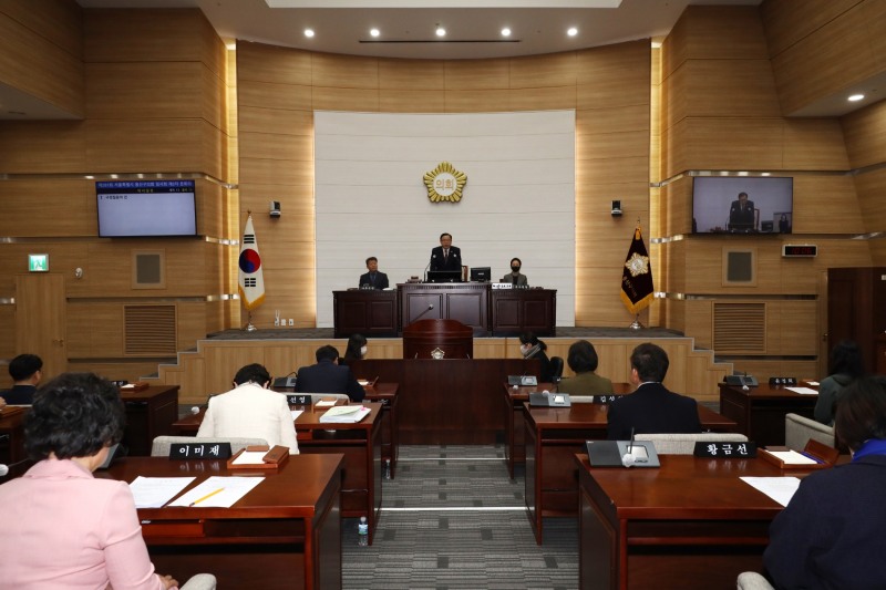 용산구의회 오천진 의장이 본회의를 주재하는 모습./사진제공=용산구의회