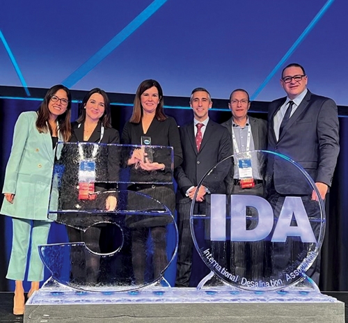 ▲ 지난해 2022년 IDA 세계총회에서 마르타 베르데 블라즈케즈(왼쪽에서 세번째) GS이니마 CEO와 관계자들이 ‘최고의 글로벌 민간 수처리 기업’을 수상 후 기념촬영을 하고 있다.  사진제공 = GS건설