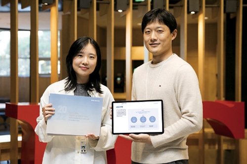 ▲ 지난해 발간된 HDC현대산업개발의 ‘2022 지속가능경영보고서’. 사진제공 = HDC현대산업개발