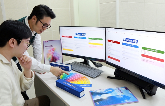 KCC(회장 정몽진)가 도료업계 세계 최초로 AI 기반 설계 프로그램을 활용해 색상 배합 설계부터 조색까지의 공정을 최대 5분 이내에 완료하는 K-SMART 시스템을 개발하고 소비자 맞춤형 마케팅을 강화한다. /사진=KCC.