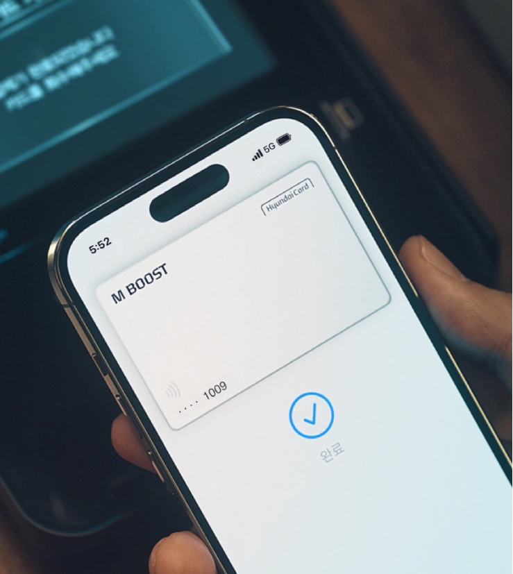 애플페이(Apple Pay) 오픈 첫날(21일) 서비스에 많은 이용자가 몰리자 일부 카드에서 결제 오류 현상이 발생했다. /사진=현대카드