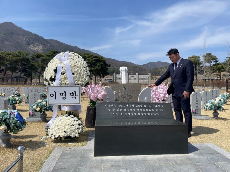 서울시의회 박환희 운영위원장이 22일 국립대전현충원 연평해전 전사자 천안함 46용사 묘역을 참배하는 모습./사진제공=서울시의회