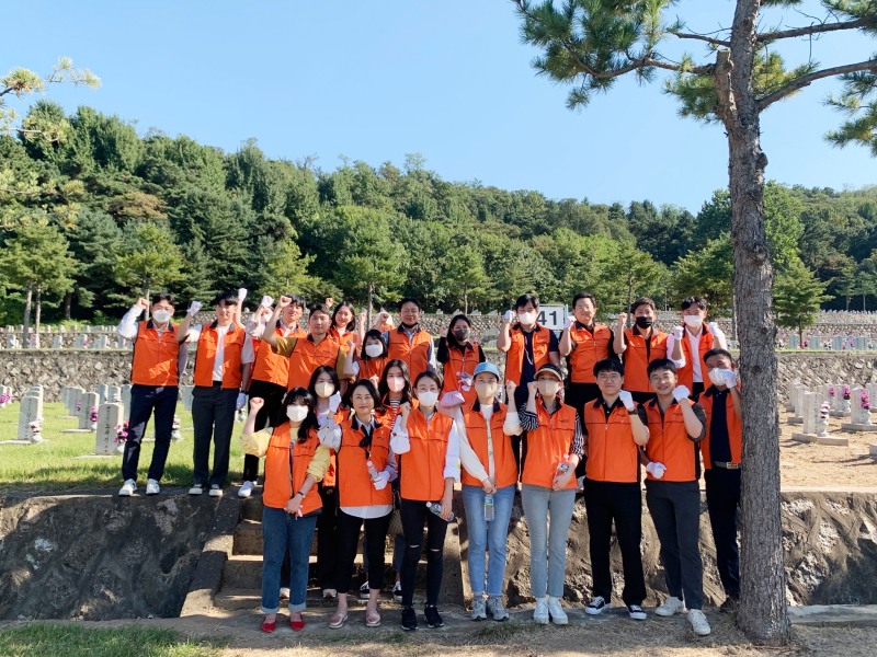 미래에셋생명은 국립서울현충원과 지난 2014년 자매결연을 맺고, 연 2회 정기적인 묘역관리 활동을 진행 중이다. 매년 5월, 10월이면 임직원 봉사단이 국립서울현충원과 국립대전현충원을 방문해 나라 사랑을 몸소 실천한다./사진=미래에셋생명