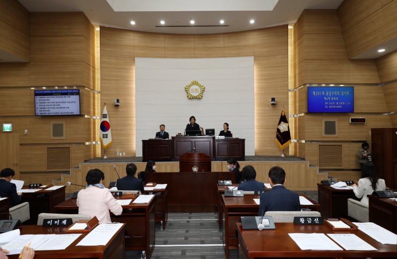 용산구의회 황금선 부의장이 본회의를 주재하는 모습./사진제공=용산구의회