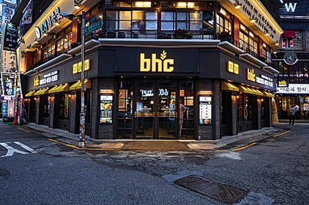 ▲ bhc 매장 외부 모습. 사진제공 = bhc