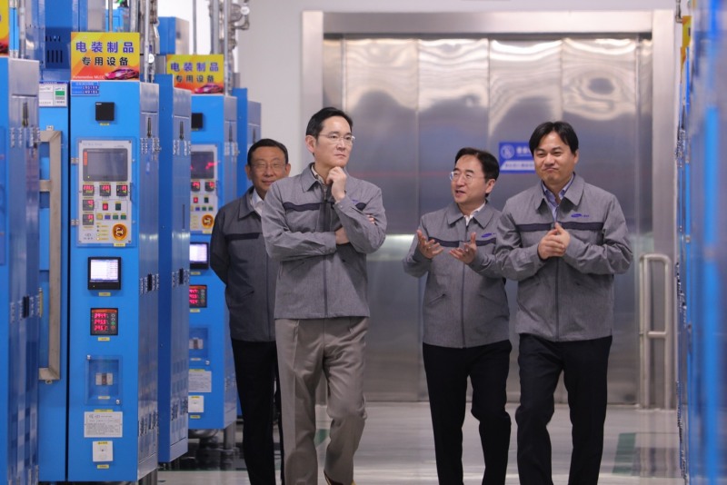 이재용 삼성전자 회장이 24일 중국 텐진에 위치한 삼성전기 사업장을 방문해 MLCC 생산 공장을 점검하고 있다. 2023.03.24. 사진=삼성전자