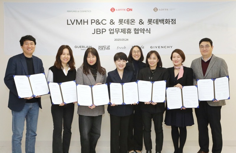 롯데온·롯데백화점이 LVMH코스메틱스와 업무협약을 체결했다. /사진제공=롯데쇼핑