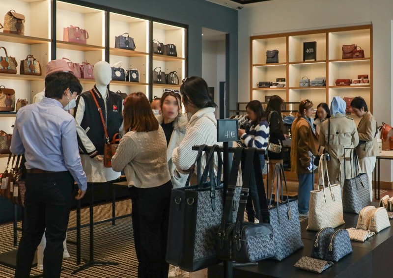 현대프리미엄아울렛을 찾은 외국인들의 모습. /사진제공=현대백화점