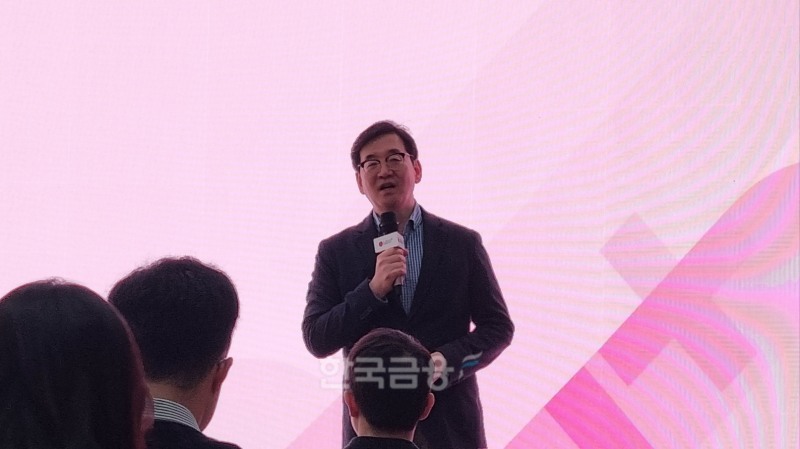 이상헌 LG유플러스 네트워크선행개발담당이 27일 미디어 스터디에서 LG유플러스의 오픈랜 기술 현황에 대해 설명하고 있다. 사진=정은경 기자.