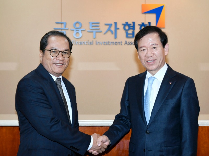 서유석 금융투자협회장(오른쪽)은 27일 금투협에서 뺀 티롱(Pen Thirong) 캄보디아 재경부 차관(왼쪽) 등 대표단 일행과 간담회를 하고 양국의 금융투자 산업간 협력 방안에 대해 의견을 교환했다. / 사진제공= 금융투자협회(2023.03.27)