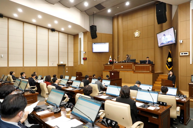 마포구의회 김영미 의장이 제261회 임시회 본회의를 주재하는 모습./사진제공=마포구의회