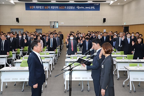 농협충남세종본부에서 열린 금융소비자보호헌장 선포식에서 충남세종농협 임직원을 대표해 충남세종본부 조영은 반장과 김진수 과장이 조소행 농협중앙회 상호금융대표이사(왼쪽) 앞에서 금융소비자보호헌장을 낭독하고 소비자 보호에 앞장설 것을 선서하고 있다.