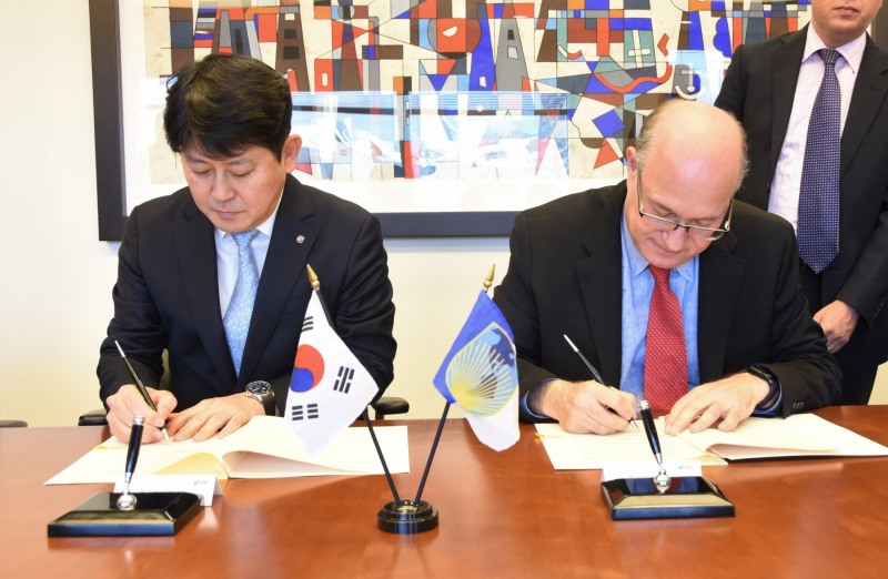 유광열 SGI서울보증 대표이사(왼쪽)가 일랑 고우드파잉 미주개발은행 총재와 업무협약을 체결하고 있다./사진=SGI서울보증