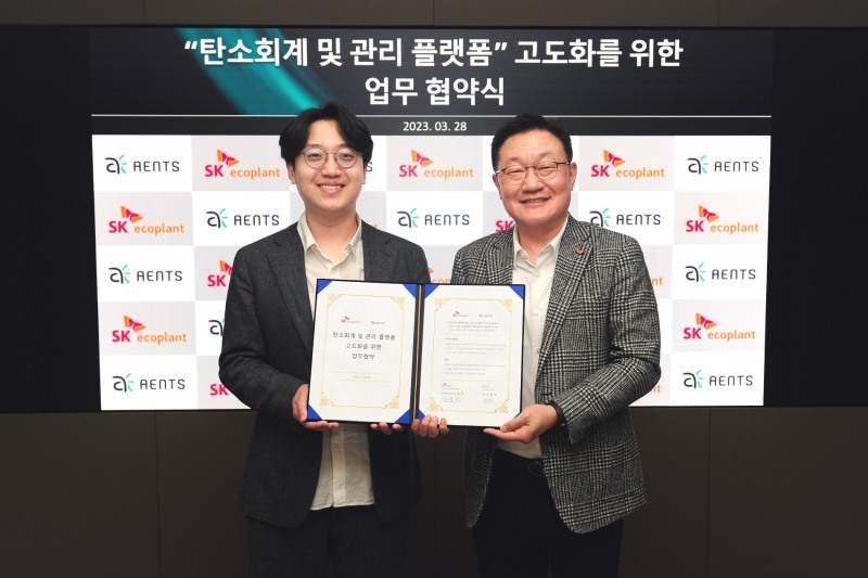 김병권 SK에코플랜트 에코랩센터 대표(오른쪽), 박광빈 엔츠 대표가 협약식 이후 기념촬영을 하고 있다. / 사진제공=SK에코플랜트