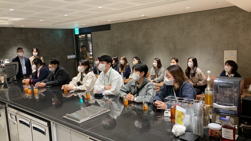 스타벅스 디스커버리 프로그램에 참가한 파트너들이 스타벅스 소공동 아카데미를 방문하고 있다./ 사진제공 =SCK컴퍼니