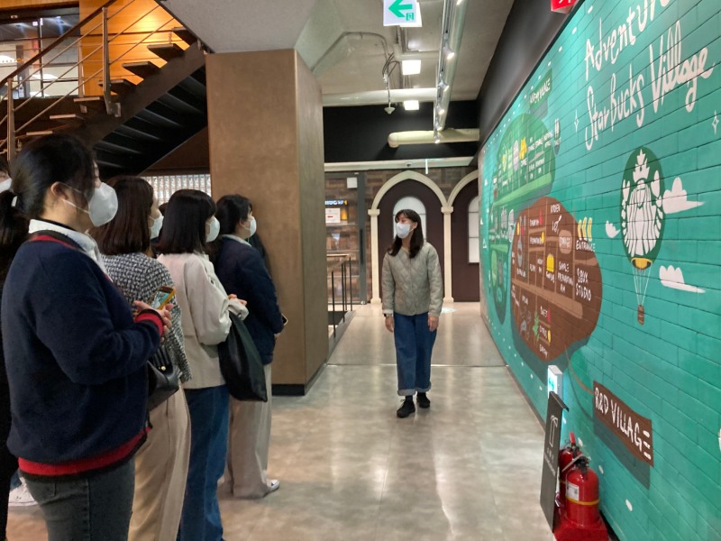 스타벅스 디스커버리 프로그램에 참가한 파트너들이 스타벅스 소공동 아카데미를 방문하고 있다./ 사진제공 = SCK컴퍼니