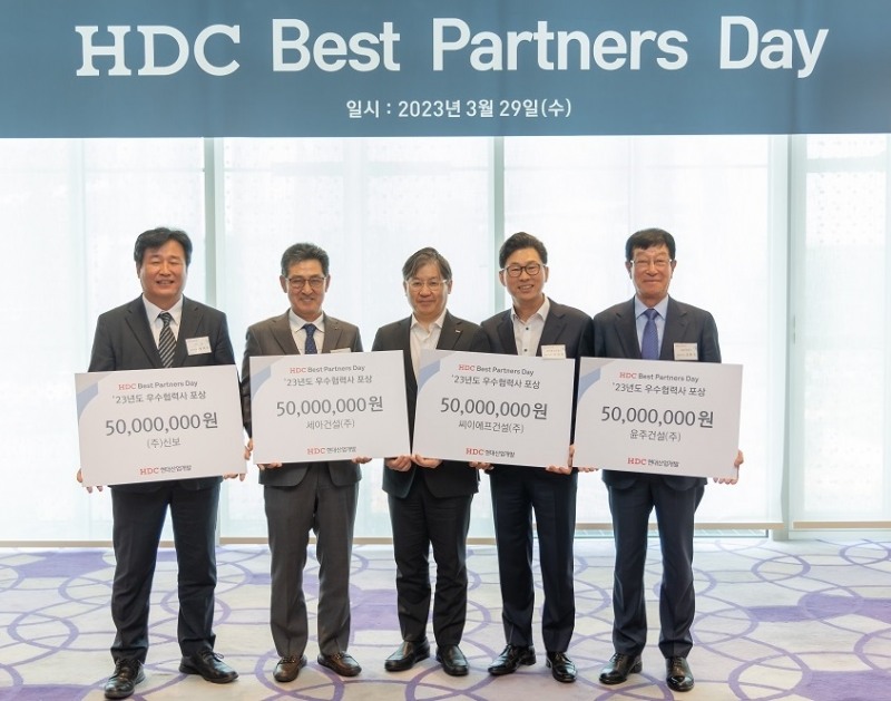 (왼쪽부터) 정재문 ㈜신보 대표이사, 황기만 세아건설㈜ 대표이사, 최익훈 HDC현대산업개발 대표이사, 안장열 씨이에프건설㈜ 대표이사, 강한식 윤주건설㈜ 대표이사 / 사진제공=HDC현대산업개발