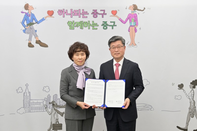 김길성 중구청장과 김인혜 중구약사회 회장이 28일 업무협약을 체결하고 기념촬영을 하는 모습./사진제공=중구