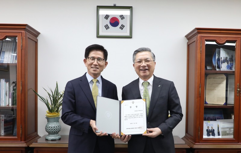 김문수 경제사회노동위원장(왼쪽)과 이한준 LH사장이 표창 수상 기념촬영을 하고 있다./사진제공=LH