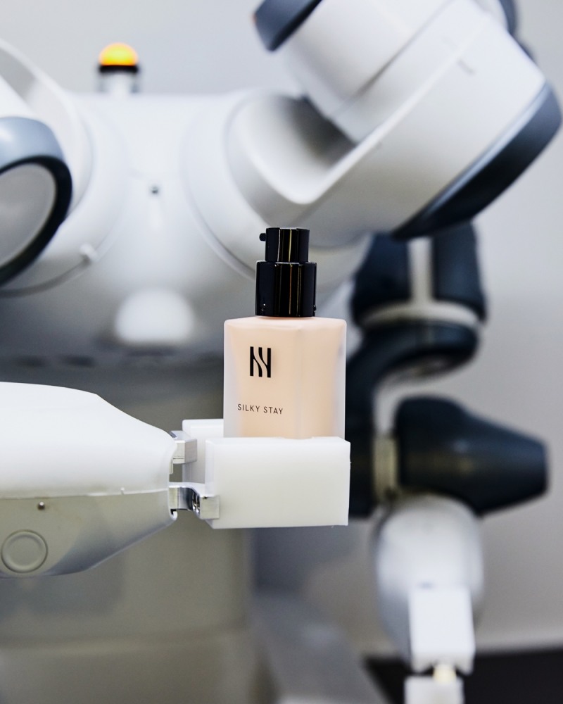 헤라 실키 스테이 커스텀 매치 제조 로봇./ 사진제공 = 아모레퍼시픽